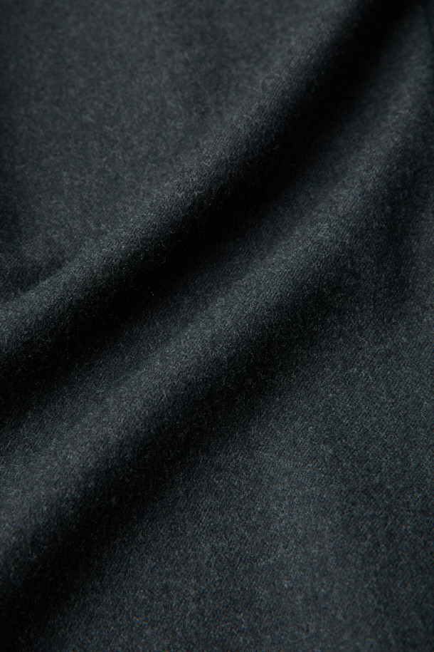 [MOVERE X ROLIAT] 테일러드 셋업 재킷은 남성을 위한 가을/겨울용 아우터입니다. 다크 그린 컬러의 무지 디자인으로, 클래식하고 미니멀한 스타일을 연출합니다. 울 소재의 두꺼운 두께감과 부드러운 촉감, 레귤러핏과 레귤러 기장으로 편안한 착용감을 선사합니다. 싱글 버튼 여밈 방식과 등판 다트 디테일, 스트레치 원단 및 밀드 가공으로 고급스러움을 더했으며, 오피스룩, 비즈니스 캐주얼, 모임룩 등 다양한 TPO에 활용 가능합니다.
