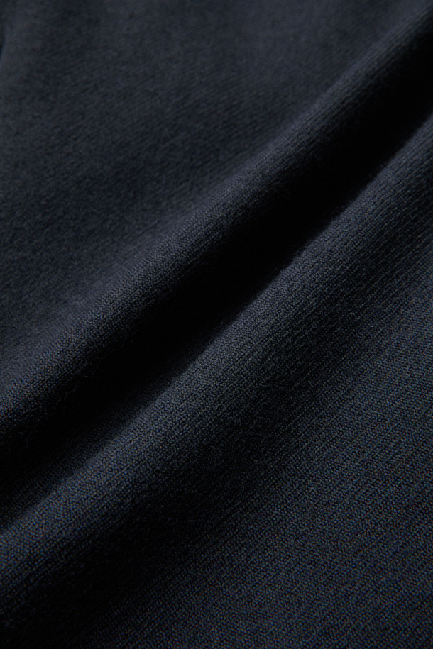 MOVERE X ROLIAT 테일러드 재킷은 가을과 겨울에 어울리는 블랙 컬러의 울 소재 싱글 버튼 재킷입니다. 레귤러 핏으로 제작되었으며, 미니멀하고 클래식한 스타일을 연출합니다. 다트 디테일과 밀드 가공, 트윌 조직으로 마감하여 고급스러운 촉감과 두꺼운 두께감을 느낄 수 있습니다. 오피스룩, 비즈니스 캐주얼, 모임룩 등 다양한 TPO에 활용하기 좋습니다. 시크하고 세련된 스타일을 완성해 보세요.
