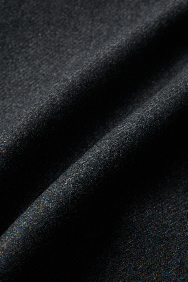 [MOVERE] 핸드메이드 블루종은 모던한 스타일을 추구하는 분들을 위한 겨울, 가을용 아우터입니다. 부드러운 촉감의 울 소재와 두꺼운 두께감으로 제작되어, 쌀쌀한 날씨에도 따뜻하게 착용할 수 있습니다. 루즈핏으로 편안한 착용감을 선사하며, 2-WAY 지퍼, 사이드 포켓, 스트링 디테일, 핸드메이드 봉제, 이중지 원단으로 고급스러움을 더했습니다. 출근룩, 모임룩, 데이트룩 등 다양한 TPO에 활용 가능한 블랙 색상의 클래식, 미니멀, 시크 스타일 블루종입니다.
