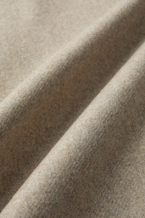 [MOVERE] 핸드메이드 블루종은 가을과 겨울, 당신의 스타일을 완성할 모던한 아우터입니다. 울 소재의 부드러운 촉감과 여유로운 핏으로 편안함을 선사하며, 이중지 원단으로 제작되어 보온성을 높였습니다. 2-WAY 지퍼, 사이드 포켓, 스트링 밑단 등의 디테일이 돋보이며, 핸드메이드 봉제로 고급스러움을 더했습니다. 출근룩, 비즈니스 캐주얼, 모임룩 등 다양한 TPO에 활용 가능하며, 클래식, 미니멀, 시크 스타일을 즐기는 분들에게 추천합니다.
