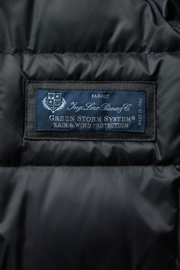 로로피아나(Loro Piana) 스톰 원단으로 제작된 남성용 런던코트입니다. 네이비 컬러의 무지 디자인으로, 클래식하고 미니멀한 스타일을 연출합니다. 겨울철 보온을 위한 두꺼운 두께감과 유럽피안 구스다운 충전재를 사용하여 뛰어난 보온성을 제공합니다. 방수, 방풍 기능을 갖춘 테크니컬 패브릭과 울 블렌드 소재로 제작되어 쾌적한 착용감을 선사하며, 밑단 분리 디테일이 돋보입니다. 출근룩, 비즈니스 캐주얼, 모임룩 등 다양한 TPO에 활용 가능하며, 시크한 매력을 더합니다.
