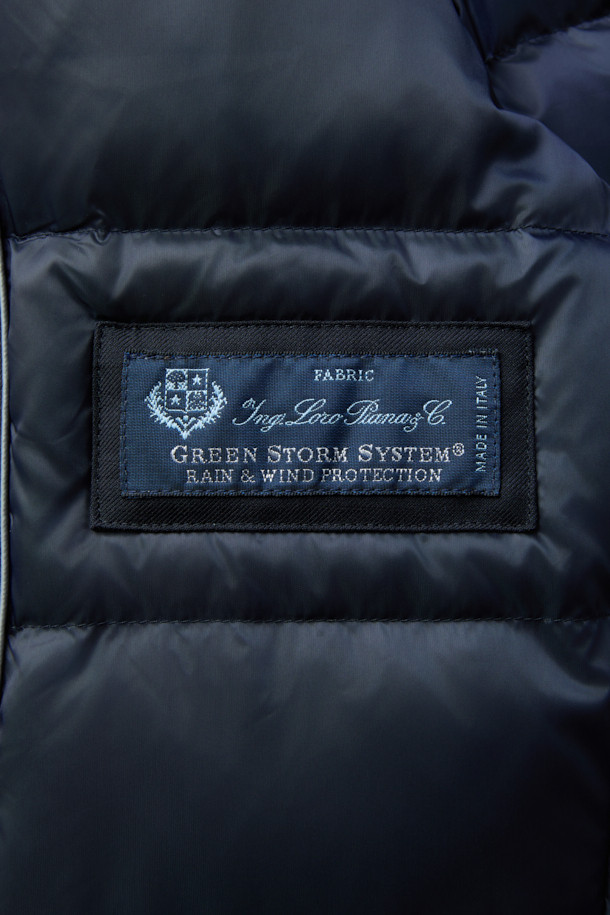 로로피아나 스톰 원단으로 제작된 남성용 구스다운 런던코트입니다. 네이비 컬러의 롱 기장 코트로, 클래식하고 포멀한 스타일을 연출합니다. 겨울철 보온을 위한 두꺼운 두께감과 방수, 방풍 기능을 갖춰 뛰어난 실용성을 자랑합니다. 레귤러핏으로 제작되었으며, 무지 디자인에 버튼 여밈 방식을 적용했습니다. 출근룩, 오피스룩, 모임룩 등 다양한 TPO에 활용 가능한, 미니멀하고 시크한 겨울철 필수 아이템입니다.
