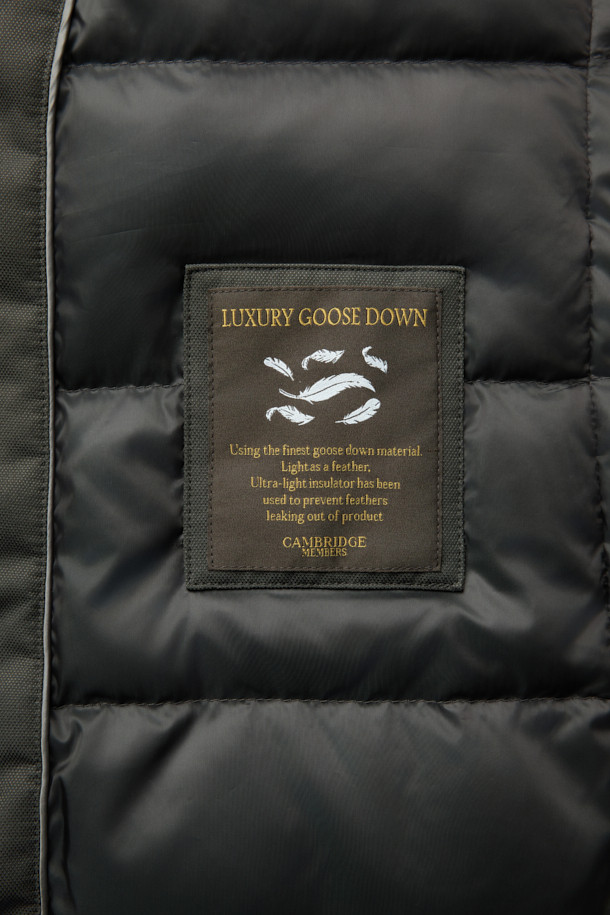 스탠드 니트카라 구스다운 트렌치 코트는 겨울철 일상과 출근룩에 모두 잘 어울리는 아우터입니다. 카키와 올리브 두 가지 색상으로 제공되며, 클래식하고 미니멀한 스타일을 연출합니다. 유러피안 구스다운 충전재와 메리노 무스탕 배색으로 보온성과 고급스러움을 동시에 잡았습니다. 스탠드 카라와 니트 트리밍 디테일이 돋보이며, 긴 소매와 레귤러핏으로 편안하게 착용 가능합니다. 싱글 버튼 여밈 방식과 두꺼운 두께감으로 추운 겨울에도 따뜻하게 몸을 보호해 줍니다.
