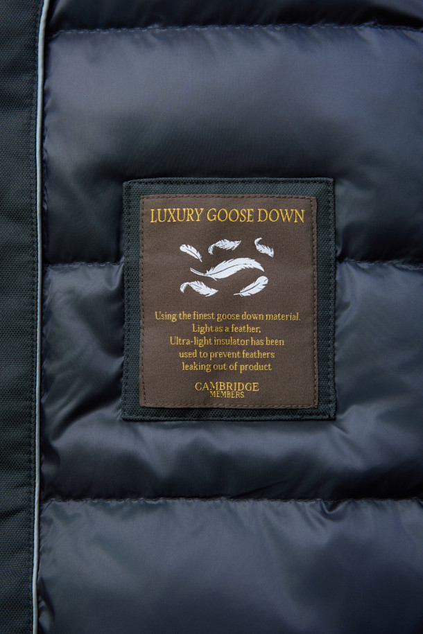 네이비 컬러의 스탠드 니트카라 구스다운 트렌치 코트입니다. 캐주얼, 클래식, 미니멀한 스타일을 모두 아우르는 디자인으로, 일상과 출근룩에 모두 활용 가능합니다. 두꺼운 두께감으로 겨울철 보온성을 높였으며, 유로피안 구스다운 충전재와 메리노 무스탕 배색으로 고급스러움을 더했습니다. 스탠드 카라와 니트 카라 디테일이 돋보이며, 레귤러핏으로 편안하게 착용할 수 있습니다. 경량 기능으로 활동성 또한 놓치지 않았습니다.
