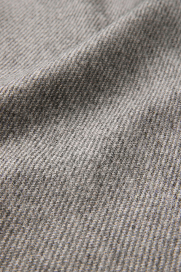 보똘리 울캐시 트윌 솔리드 재킷은 부드러운 촉감의 울과 캐시미어 혼방 소재로 제작되어 봄, 가을 간절기에 적합한 얇은 두께의 싱글버튼 재킷입니다. 베이직하고 캐주얼한 스타일로, 그레이 컬러의 무지 디자인이 특징이며 레귤러핏으로 편안하게 착용할 수 있습니다. 출근룩, 비즈니스 캐주얼, 모임룩 등 다양한 TPO에 활용 가능하며 캐주얼, 클래식, 미니멀 스타일을 즐기는 분들께 추천합니다. 트윌 원단 특유의 고급스러운 질감과 긴 소매 기장이 돋보이는 데일리 자켓입니다.
