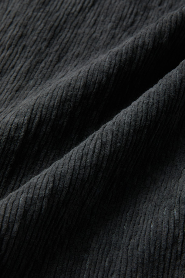 파브리카 코튼 스트레치 코듀로이 셋업 자켓은 이태리 파브리카 원단을 사용하여 제작되어 고급스러운 퀄리티를 자랑합니다. 세련된 스타일을 연출하는 네이비 컬러의 슬림핏 싱글 버튼 자켓이며, 오피스룩, 비즈니스 캐주얼, 모임룩 등 다양한 TPO에 활용하기 좋습니다. 클래식, 미니멀, 시크 스타일을 선호하는 분들께 추천하며, 톤온톤 코듀로이 소재가 주는 은은한 멋이 특징입니다. 긴 소매 기장으로 사계절 내내 활용 가능하며, 셋업 스타일로 완성도 높은 스타일링을 완성할 수 있습니다. 부드러운 촉감과 뛰어난 착용감으로 편안하게 즐겨 입을 수 있습니다.
