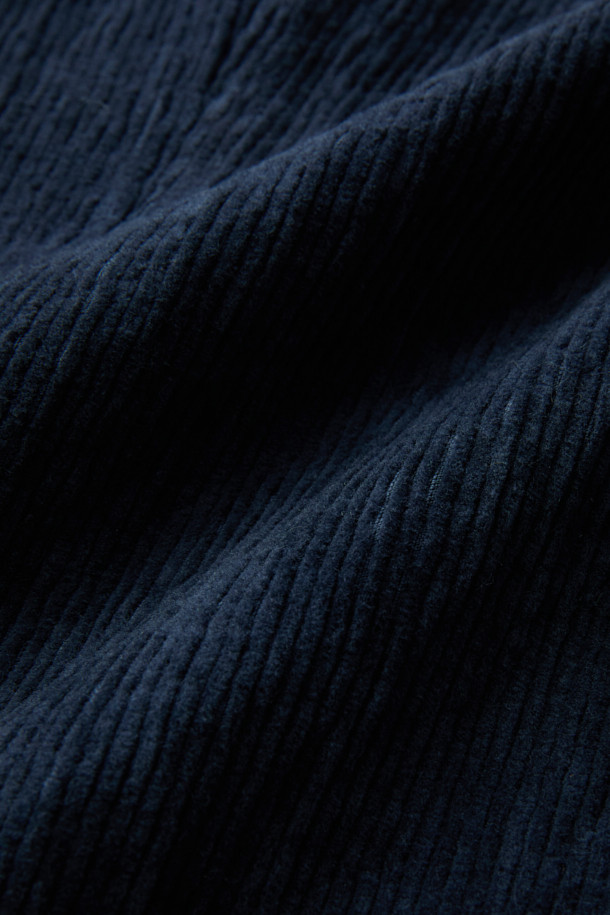 파브리카 코튼스트레치 코듀로이 셋업 재킷은 남성 고객을 위한 클래식 스타일의 셋업 자켓입니다. 네이비 컬러의 코듀로이 소재에 면을 혼방하여 제작되었으며, 봄, 가을에 착용하기 적합합니다. 슬림핏 싱글버튼 디자인으로, 비즈니스 캐주얼, 출근룩, 모임룩 등 다양한 TPO에 활용 가능합니다. 스트레치 기능이 더해져 편안한 착용감을 선사합니다.
