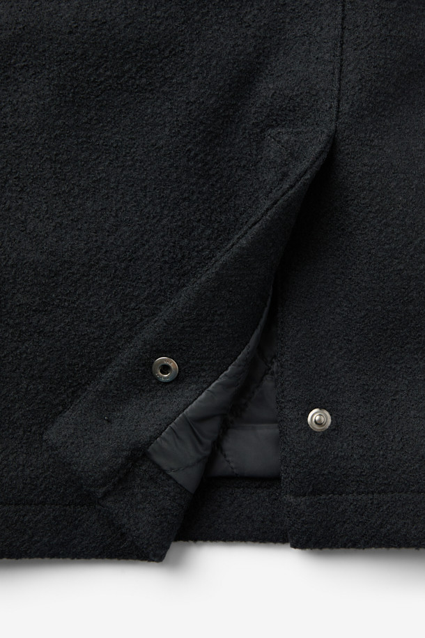 블랙 컬러의 울 부클트윌 사파리입니다. 간절기에 적합하며, 스타일리시하고 시크한 분위기를 연출합니다. 울, 폴리에스테르, 코듀로이 소재로 제작되어 부드러운 촉감을 선사하며, 카라 배색과 레이어드가 가능한 디자인으로 다양한 스타일을 연출할 수 있습니다. 무지 패턴의 중기장 기장으로 클래식, 미니멀, 시크한 출근룩에 완벽하게 어울립니다. 버튼 여밈 방식으로 간편하게 착용할 수 있으며, 충전재가 포함되어 있어 보온성을 더했습니다.
