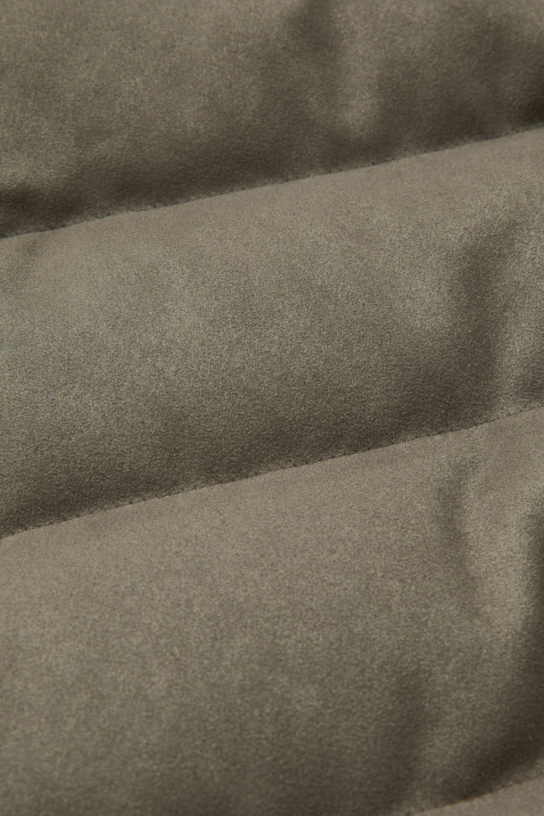 가을과 겨울, 당신의 스타일을 책임질 인조 스웨이드 하이브리드 구스다운 블루종입니다. 캐주얼한 무드의 이 블루종은 카키와 올리브 두 가지 색상으로 출시되어, 출근룩은 물론 다양한 일상 스타일에 활용하기 좋습니다. 부드러운 촉감의 스웨이드 소재와 보온성을 높여주는 구스다운 안감, 그리고 니트 소매의 하이브리드 디자인이 특징입니다. 레귤러 핏으로 편안한 착용감을 선사하며, 버튼 여밈 방식과 무지 패턴으로 미니멀하고 클래식한 분위기를 연출합니다. 쌀쌀한 날씨에도 따뜻하고 스타일리시하게 당신의 개성을 표현해보세요.
