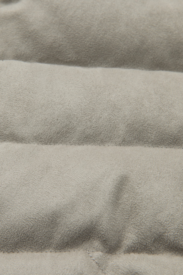 인조 스웨이드 하이브리드 구스다운 블루종은 부드러운 촉감의 인조 스웨이드 소재와 보온성이 뛰어난 구스다운 안감, 니트 소매의 하이브리드 디자인으로 한겨울에도 따뜻하게 착용할 수 있습니다. 캐주얼, 미니멀, 클래식 스타일을 아우르는 디자인으로, 일상복으로 활용하기 좋습니다. 레귤러 핏에 버튼 여밈 방식으로 편안한 착용감을 선사하며, 무지 디자인으로 어떤 스타일에도 쉽게 매치할 수 있습니다. 톤 다운된 그레이 컬러로 세련된 분위기를 연출합니다.
