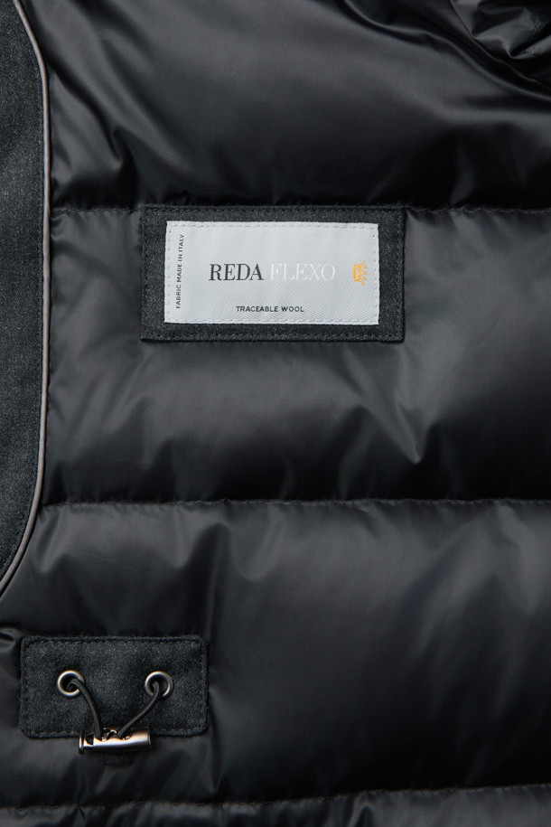 레다 울 후드 구스다운 점퍼는 겨울철 남성분들의 일상 및 캐주얼룩을 책임지는 아우터입니다. 클래식하고 미니멀한 스타일을 추구하며, 부드러운 촉감의 울 소재로 제작되어 고급스러운 착용감을 선사합니다. 무지 디자인에 레귤러핏으로 제작되었으며, 집업 방식으로 간편하게 착용 가능합니다. 보온성과 경량성을 갖춘 구스다운 충전재와 레이어드가 가능한 디자인으로, 출근룩과 모임룩 등 다양한 TPO에 활용할 수 있습니다.
