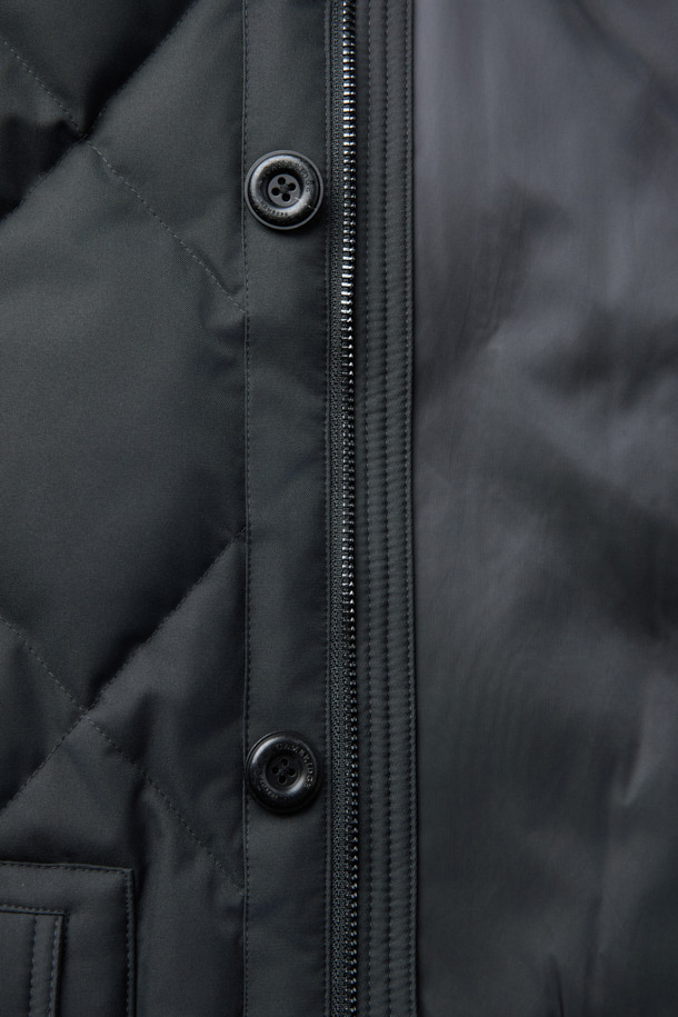 듀크 구스다운 파카는 겨울철 일상과 출근룩, 여행룩에 모두 활용하기 좋은 방한 파카입니다. 무지 디자인의 블랙 컬러로, 베이직하고 캐주얼한 스타일을 연출합니다. 후드 탈착이 가능하며, 긴 소매와 중기장 기장으로 보온성과 실용성을 높였습니다. 부드러운 촉감의 구스다운 소재에, 레귤러핏과 버튼 여밈 방식으로 편안한 착용감을 제공합니다. 보온, 방한 기능을 갖춘 두꺼운 두께감으로 추운 날씨에도 따뜻하게 몸을 보호해 줍니다.
