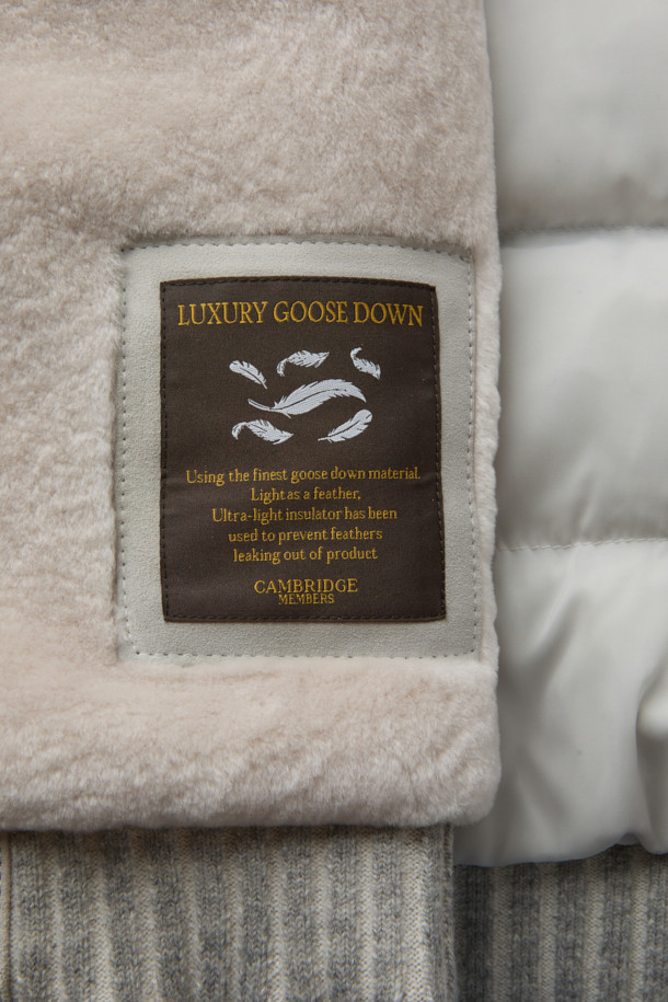 남성용 고트 스웨이드 하이브리드 구스 다운 블루종입니다. 부드러운 촉감의 고트 스웨이드와 니트 소재의 조화가 돋보이며, 등판과 소매는 니트 소재로, 카라와 퍼 배색으로 포인트를 더했습니다. 유럽피안 구스다운 충전재를 사용하여 보온성을 높였으며, 일상 및 데이트룩에 활용하기 좋은 캐주얼 스타일의 점퍼입니다. 레귤러핏으로 편안하게 착용 가능하며, 가을, 겨울 시즌에 따뜻함을 선사합니다. 집업 방식으로 간편하게 입고 벗을 수 있으며, 무지 디자인으로 다양한 스타일 연출이 용이합니다.
