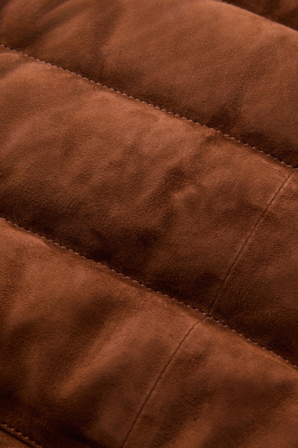 부드러운 스웨이드 소재와 따뜻한 구스다운 충전재가 돋보이는 남성용 램 스웨이드 후드 드라이빙 구스 다운 재킷입니다. 베이직하고 캐주얼한 스타일로, 일상과 비즈니스룩 모두에 잘 어울립니다. 탈부착 가능한 후드와 포근한 퍼 안감으로 보온성을 높였으며, 경량 설계로 편안한 착용감을 선사합니다. 브라운 컬러의 레귤러핏 드라이빙 재킷으로, 버튼 여밈 방식과 긴 소매 기장을 갖추었습니다. 겨울철, 클래식하면서도 미니멀한, 그리고 캐주얼한 스타일을 연출해보세요.
