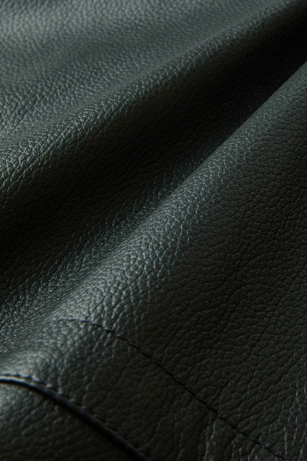 **램 스탠카라 구스 다운 사파리**는 부드러운 램스킨(양가죽) 소재와 구스다운 충전재를 사용하여 보온성을 극대화한 겨울 아우터입니다. 클래식하고 캐주얼한 스타일을 모두 아우르는 디자인으로, 일상 및 출근룩에 적합합니다. 하프 기장의 레귤러핏으로 제작되었으며, 탈부착 가능한 니트 칼라와 집업 여밈 방식이 특징입니다. 블랙과 다크 그린 두 가지 색상으로 만나볼 수 있으며, 무지 패턴으로 미니멀한 매력을 더했습니다. 추운 겨울, 스타일과 따뜻함을 동시에 잡을 수 있는 램 스탠카라 구스 다운 사파리를 경험해 보세요.
