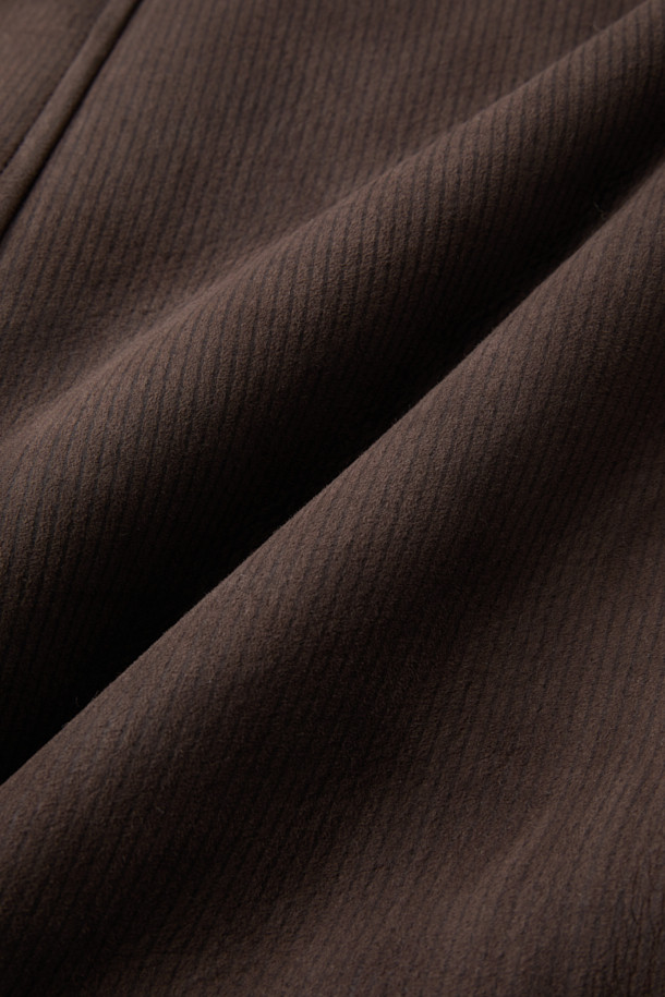 클래식하고 엘레강스한 무드를 자아내는 여성 램 무스탕입니다. 부드러운 소가죽 소재에 두꺼운 두께감으로 뛰어난 보온성을 자랑하며, 안감은 퍼로 마감하여 포근한 착용감을 선사합니다. 롱 기장의 브라운 컬러 무스탕으로, 시크한 스트라이프 패턴과 더블 페이스, 퍼 배색 디테일이 돋보입니다. 싱글 버튼 여밈과 레귤러핏으로 제작되어 데이트룩, 모임룩, 연말 모임룩 등 다양한 TPO에 활용 가능합니다.
