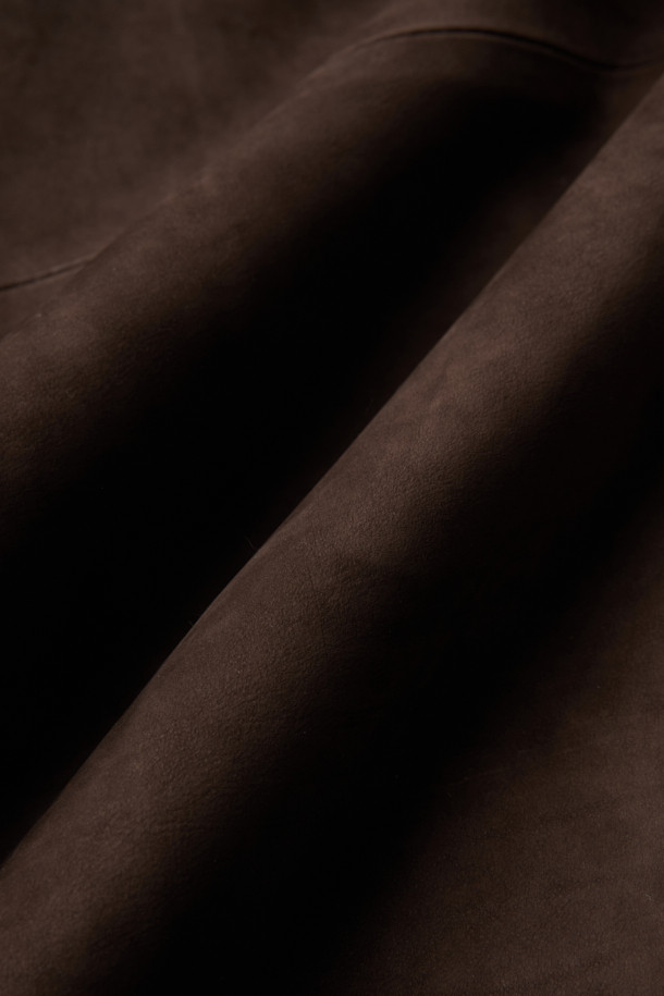 베이비카프 스탠카라 풀퍼는 여성용 아우터로, 가을과 겨울에 따뜻하게 입을 수 있는 제품입니다. 브라운 컬러의 소가죽 소재로 제작되었으며, 부드러운 촉감을 자랑합니다. 하프 기장의 레귤러핏 디자인에 버튼 여밈 방식으로 클래식하고 미니멀한 스타일을 연출합니다. 안감은 위즐 퍼로 처리되어 보온성을 높였으며, 스탠드 칼라와 긴 소매가 특징입니다. 출근룩, 모임룩, 데이트룩 등 다양한 TPO에 시크하게 매치할 수 있습니다.
