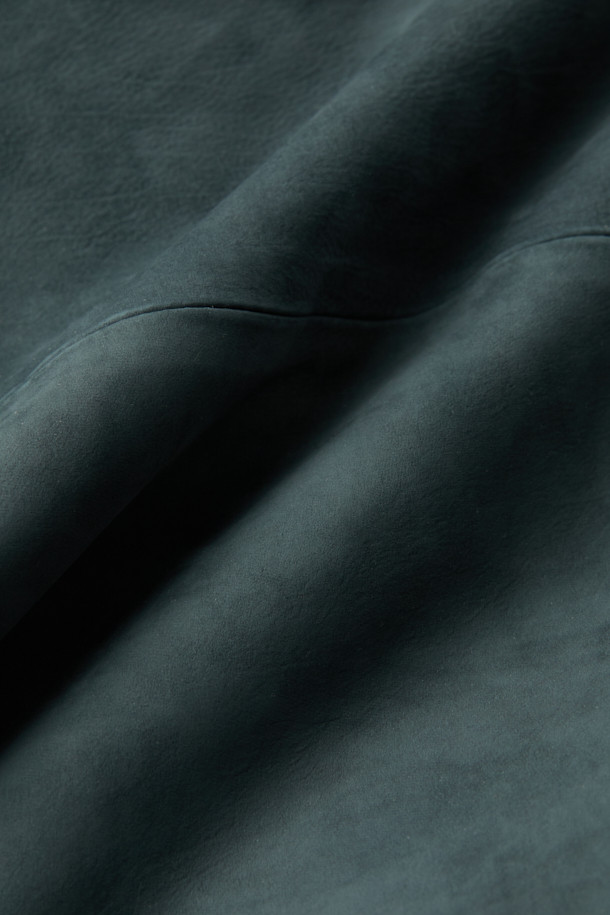 **베이비카프 스탠카라 풀퍼**는 여성용 아우터로, 가을과 겨울에 착용하기 좋은 두꺼운 소가죽 재킷입니다. 클래식하고 캐주얼한 스타일을 아우르며, 일상과 출근룩, 모임룩에 모두 잘 어울립니다. 그린 컬러의 무지 디자인에 하프 기장, 스탠카라, 긴 소매, 버튼 여밈 방식이 특징입니다. 안감은 퍼 소재로 제작되어 부드러운 촉감과 뛰어난 보온성을 제공합니다. 레귤러핏으로 제작되어 편안하게 착용 가능하며, 미니멀한 스타일을 선호하는 분들께 추천합니다.
