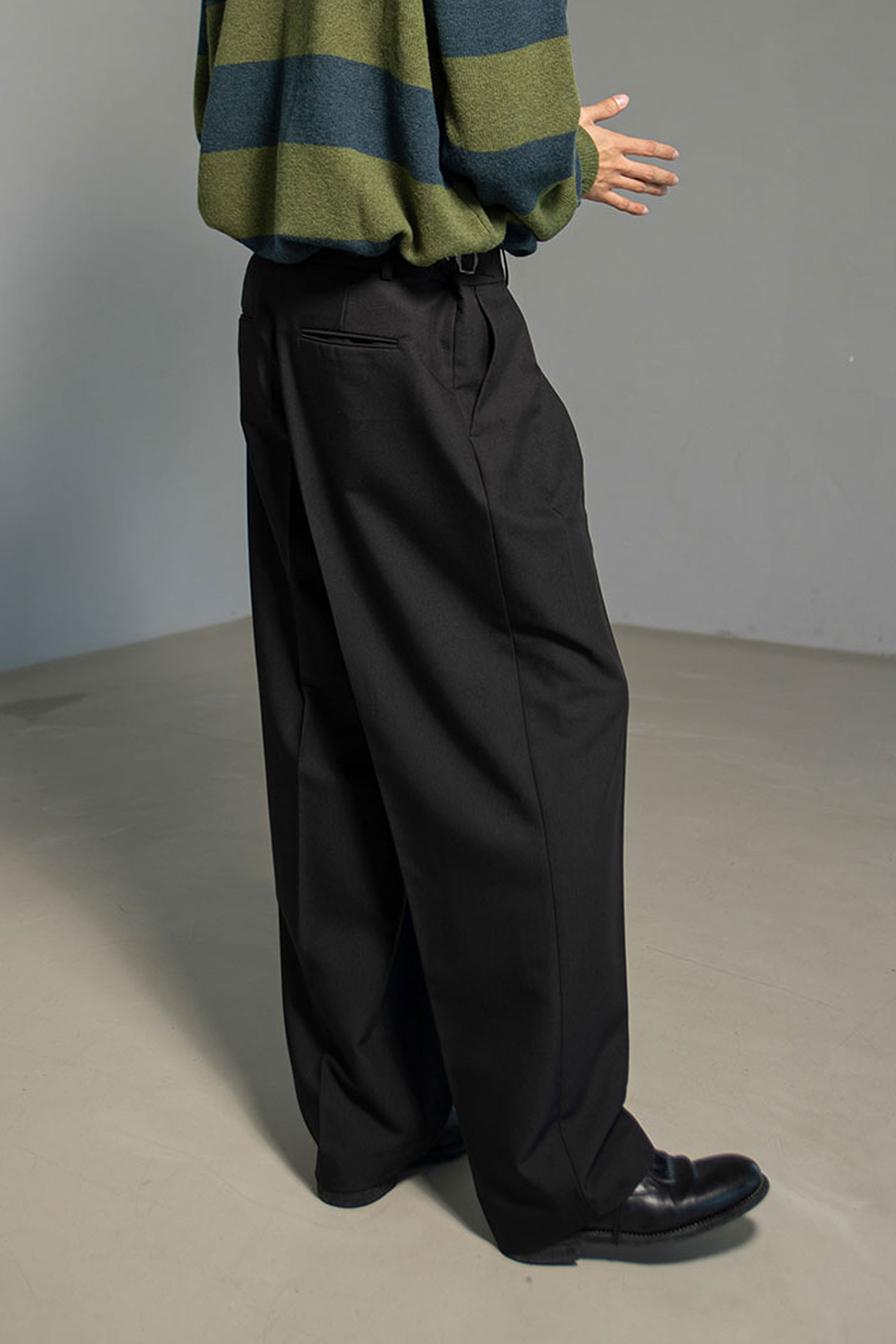 [PRESERVED STATION] DRAPERY TWO TUCK WIDE PANTS - BLACK