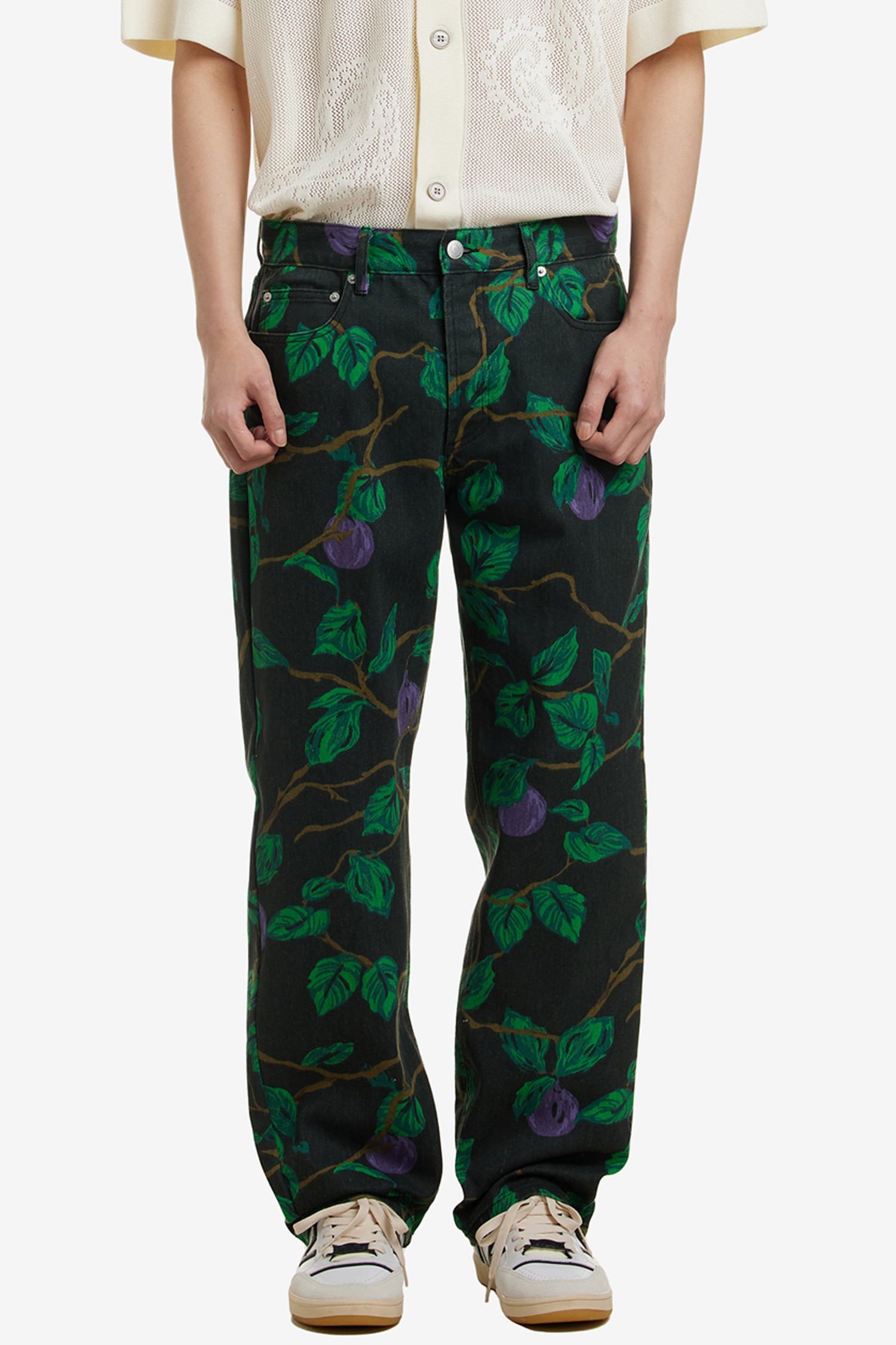 [오베이] 하드워크 프린티드 데님 - 블랙은 데이트룩, 동네 마실룩, 카페룩에 어울리는 남성용 데님 팬츠입니다. 캐주얼, 미니멀, 클래식 스타일을 추구하는 분들께 적합하며, 봄, 여름, 가을 계절에 착용하기 좋습니다. 블랙 컬러의 레귤러핏 긴바지로, 전체적인 플라워 프린트 패턴이 돋보이는 디자인입니다. 그린 컬러의 잎사귀 무늬와 퍼플 컬러의 열매 무늬가 은은하게 조화되어 포인트를 더합니다. 데님 소재로 제작되어 편안한 착용감을 선사합니다.
