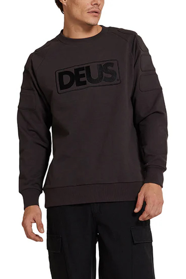 데우스 플레이트 크루넥 티셔츠 - ANTHRACITE는 남성용 크루넥 티셔츠입니다. 앤트러사이트 컬러의 무지 디자인으로, 봄, 여름, 가을 계절에 활용하기 좋습니다. 캐주얼과 베이직 스타일을 모두 소화하며, 루즈핏으로 편안한 착용감을 선사합니다. 면, 폴리에스터, 스판덱스의 혼방 소재에 재생 소재를 사용하여 제작되었습니다. 여행룩, 가을 나들이룩, 캐주얼, 미니멀 스타일 연출에 적합합니다.
