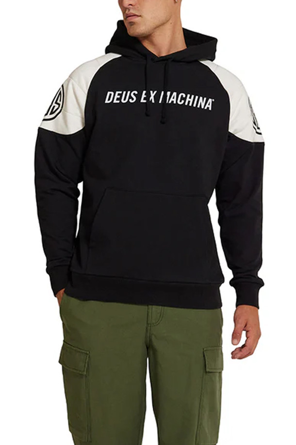 [데우스] 젤로 후디 - BLACK는 남성용 후드티셔츠로, 가을과 겨울에 착용하기 좋은 아이템입니다. 블랙 컬러의 레귤러핏 후디로, 스트릿 및 캐주얼 스타일을 연출할 수 있습니다. 리사이클 코튼, 리사이클 폴리에스터, 엘라스틴 혼방 소재로 제작되어 편안한 착용감을 제공합니다. 일상, 집콕, 산책 등 다양한 TPO에 활용 가능하며, 미니멀한 디자인과 로고 패턴이 특징입니다. 긴 소매 기장과 후드넥 라인으로 보온성을 높였으며, 리사이클 소재를 사용하여 환경까지 생각한 제품입니다.
