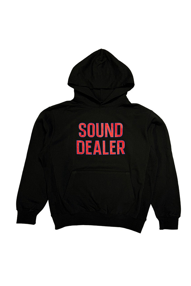 [발란사] 사운드딜러 후디 - BLACK는 일상, 가을, 겨울에 착용하기 좋은 공용 후드티입니다. 블랙 색상의 레귤러핏 후드티로, 스트릿과 캐주얼 무드를 연출합니다. "SOUND DEALER" 레터링 로고가 특징이며, 긴 소매 기장으로 제작되었습니다. 미니멀한 스타일을 선호하는 분들께 추천하는 데일리 아이템입니다.
