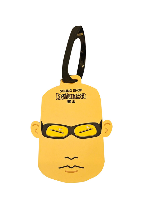 [발란사] SUITMAN X BALANSA LUGGAGE TAG 수트맨 러기지택은 여행룩과 휴가룩에 잘 어울리는 캐주얼하고 리조트 스타일의 러기지택입니다. SUITMAN(수트맨)과 BALANSA(발란사)의 협업으로 탄생한 이 제품은 귀여운 캐릭터 프린트가 돋보이는 디자인입니다. 에폭시 소재로 제작되어 튼튼하며, 8.2 x 12cm의 스몰 사이즈로 제작되었습니다. 여행용 액세서리로, 가방에 부착하여 개성 있는 스타일을 연출할 수 있습니다.
