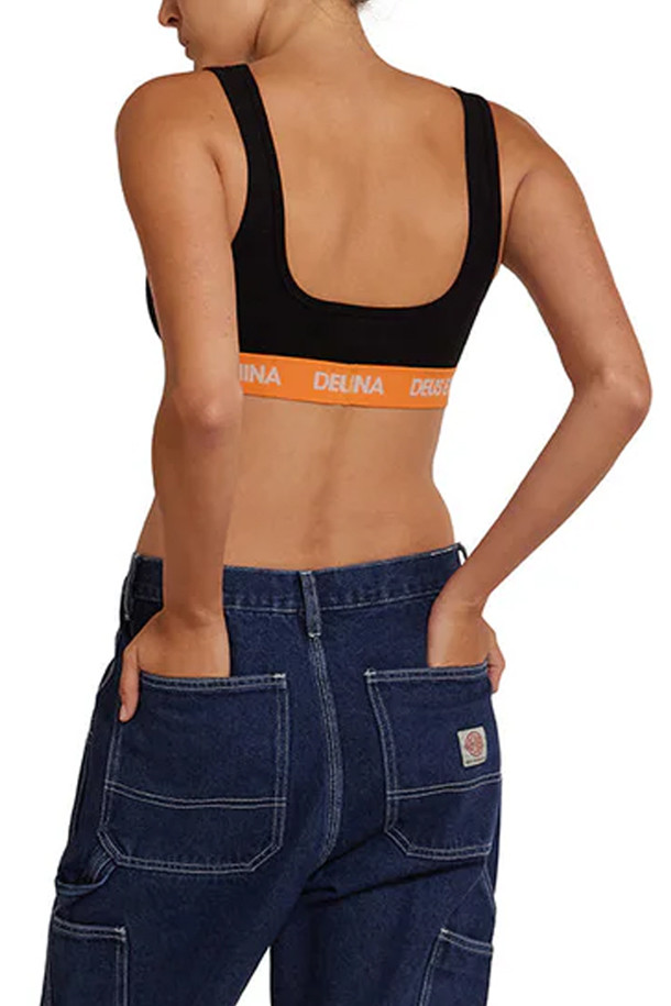 [데우스] NUMEROLOGY CROP (뉴머롤로지 크롭) - ANTHRACITE는 여성용 스포츠 브라입니다. 블랙과 오렌지 컬러로 출시되었으며, 면과 스판덱스 혼방 소재로 제작되어 신축성이 뛰어납니다. 스퀘어넥 디자인과 브랜드 로고로 포인트를 주어, 스포츠 활동은 물론 일상에서도 스타일리시하게 착용할 수 있습니다. 피트니스룩, 요가/필라테스룩, 러닝룩 등 다양한 TPO에 적합하며, 스포티, 미니멀, 캐주얼 스타일을 연출하기 좋습니다. 사계절 내내 활용 가능한 단품 상품입니다.
