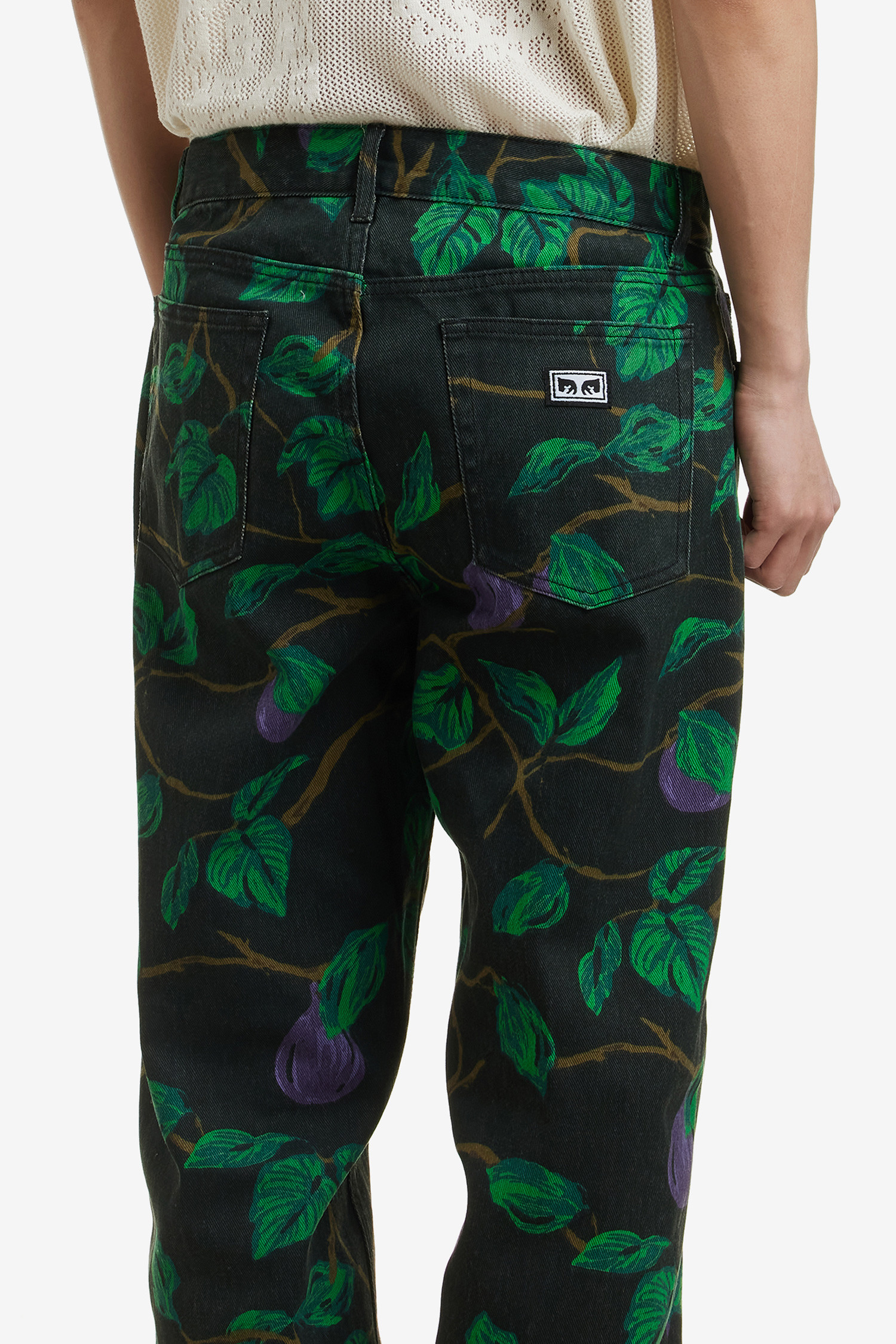 [오베이] 하드워크 프린티드 데님 - 블랙은 데이트룩, 동네 마실룩, 카페룩에 어울리는 남성용 데님 팬츠입니다. 캐주얼, 미니멀, 클래식 스타일을 추구하는 분들께 적합하며, 봄, 여름, 가을 계절에 착용하기 좋습니다. 블랙 컬러의 레귤러핏 긴바지로, 전체적인 플라워 프린트 패턴이 돋보이는 디자인입니다. 그린 컬러의 잎사귀 무늬와 퍼플 컬러의 열매 무늬가 은은하게 조화되어 포인트를 더합니다. 데님 소재로 제작되어 편안한 착용감을 선사합니다.
