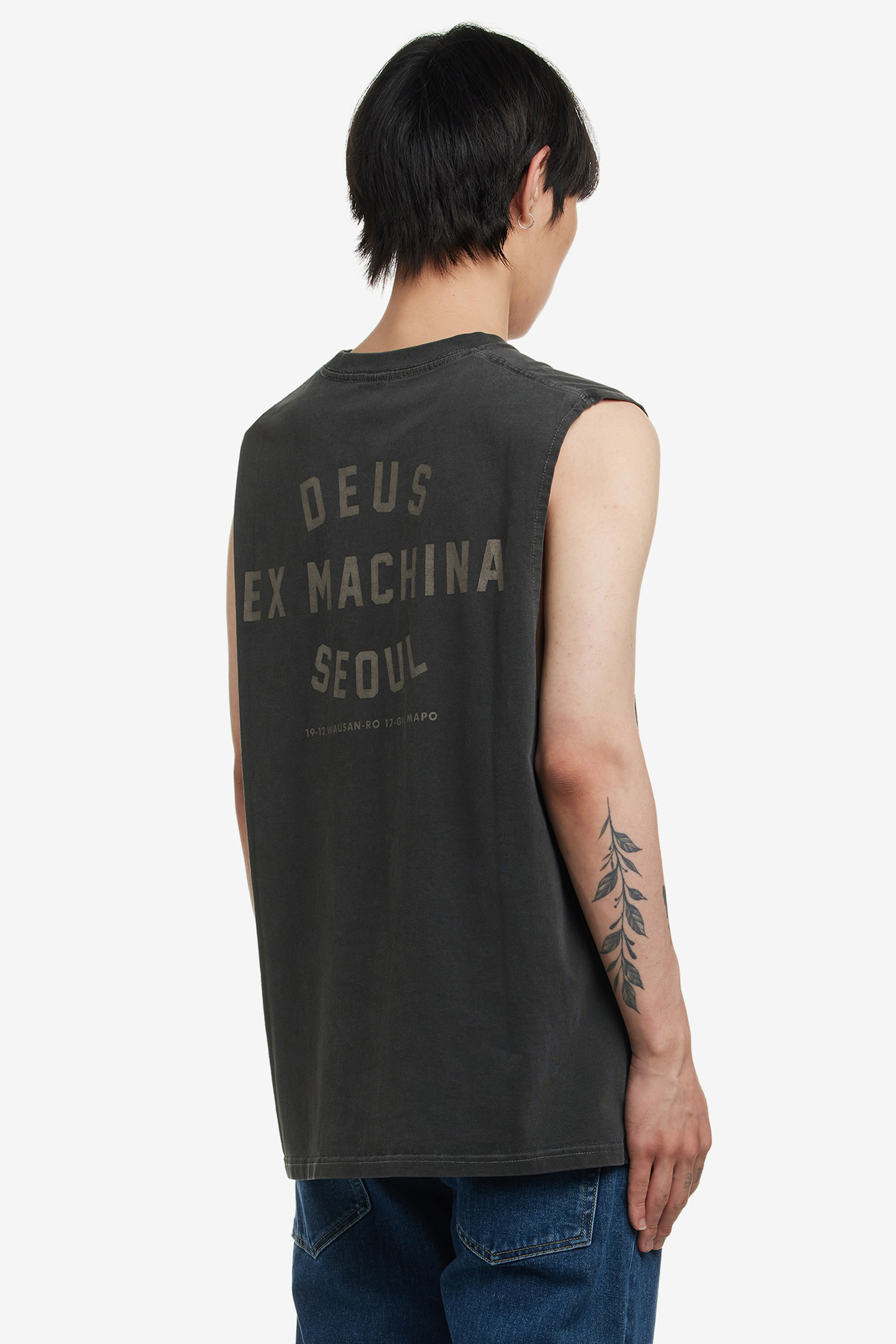 DEUS EX MACHINA - 반팔티셔츠 - [데우스서울] OVERDYED SEOUL COLLEGE SLEEVELESS 오버다이드 서울 컬리지 슬리브리스 - ANTHRACITE