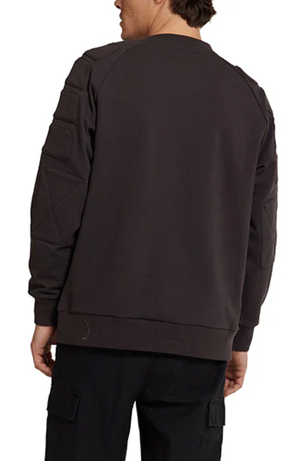 데우스 플레이트 크루넥 티셔츠 - ANTHRACITE는 남성용 크루넥 티셔츠입니다. 앤트러사이트 컬러의 무지 디자인으로, 봄, 여름, 가을 계절에 활용하기 좋습니다. 캐주얼과 베이직 스타일을 모두 소화하며, 루즈핏으로 편안한 착용감을 선사합니다. 면, 폴리에스터, 스판덱스의 혼방 소재에 재생 소재를 사용하여 제작되었습니다. 여행룩, 가을 나들이룩, 캐주얼, 미니멀 스타일 연출에 적합합니다.
