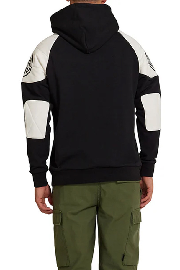 [데우스] 젤로 후디 - BLACK는 남성용 후드티셔츠로, 가을과 겨울에 착용하기 좋은 아이템입니다. 블랙 컬러의 레귤러핏 후디로, 스트릿 및 캐주얼 스타일을 연출할 수 있습니다. 리사이클 코튼, 리사이클 폴리에스터, 엘라스틴 혼방 소재로 제작되어 편안한 착용감을 제공합니다. 일상, 집콕, 산책 등 다양한 TPO에 활용 가능하며, 미니멀한 디자인과 로고 패턴이 특징입니다. 긴 소매 기장과 후드넥 라인으로 보온성을 높였으며, 리사이클 소재를 사용하여 환경까지 생각한 제품입니다.
