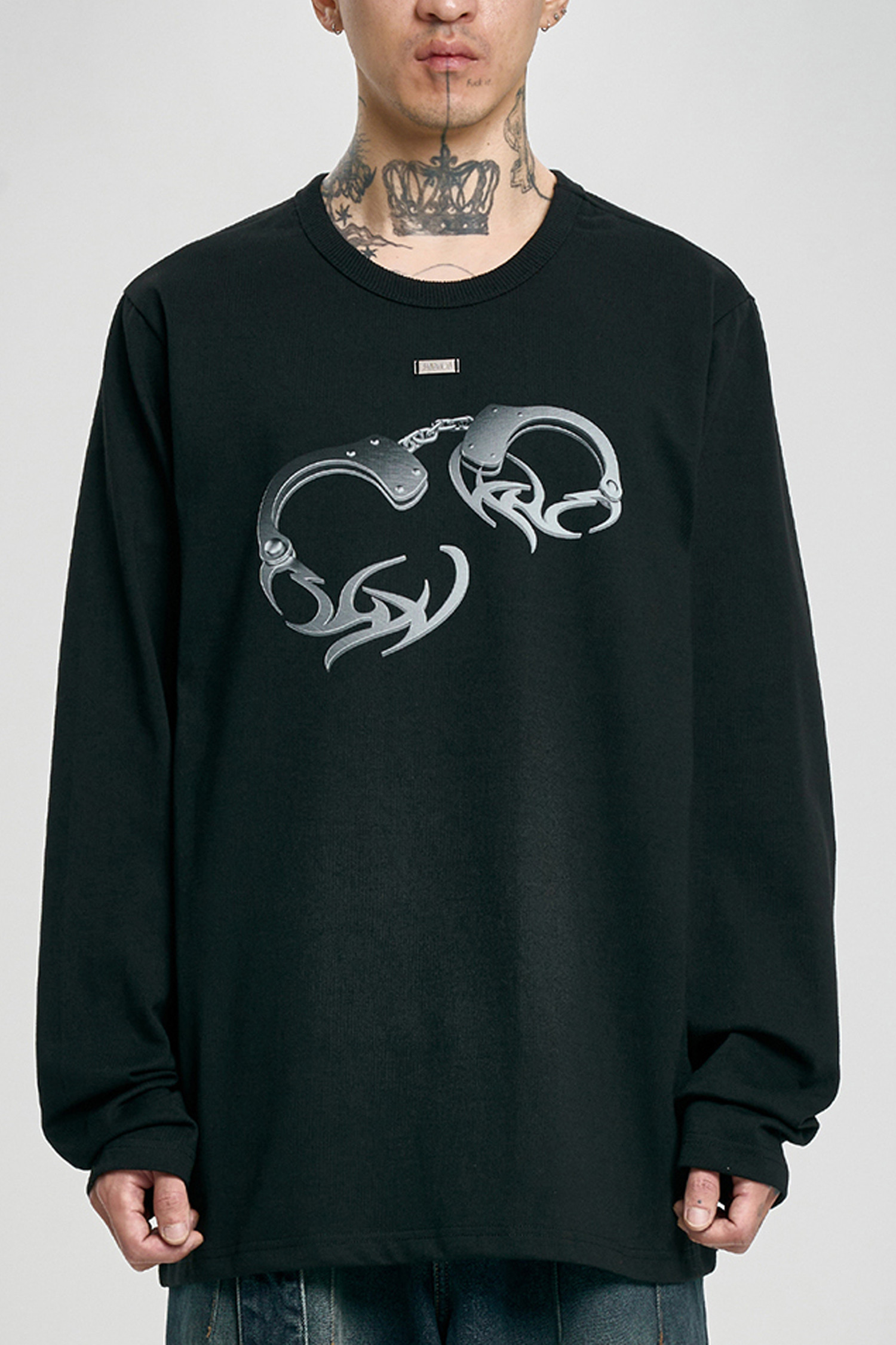 [아조바이아조] Tribal AJO Handcuffs Long Sleeves T-Shirt 트라이벌 핸드커프스 긴팔 티셔츠 - BLACK