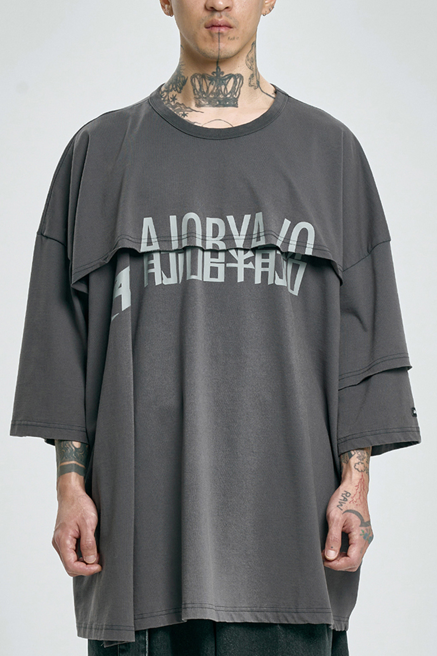 [아조바이아조] Tri Logo Mixed Washed T-Shirt 트라이 로고 믹스드 워싱 반팔 티셔츠 - CHARCOAL