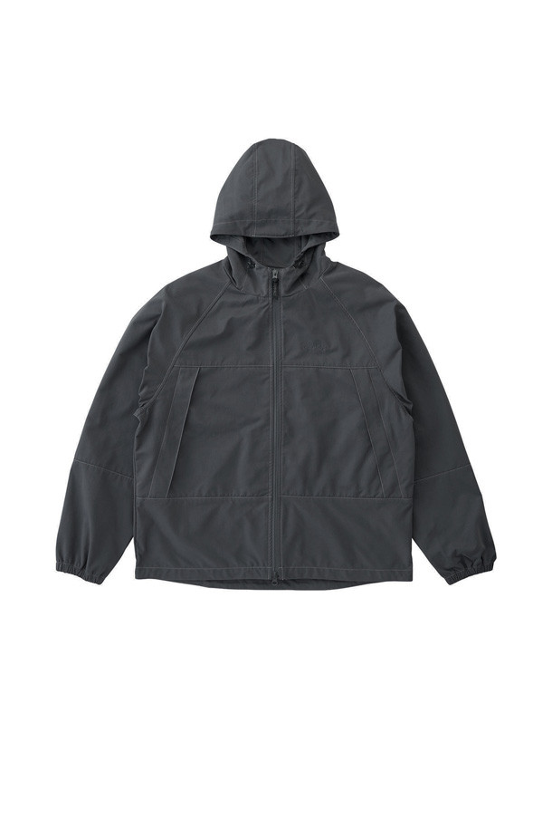 [그라미치] 그라미치 세일럼 후디드 재킷은 차콜 색상으로, 봄, 가을에 입기 좋은 남녀 공용 후디드 재킷입니다. 캐주얼, 스포티, 미니멀한 스타일을 연출하기 좋으며, 아웃도어 활동은 물론 일상에서도 편안하게 착용할 수 있습니다. 폴리에스터와 면 혼방 소재로 제작되어 매끄러운 촉감을 자랑하며, 중간 두께감으로 간절기 날씨에 적합합니다. 지퍼형 핸드워머 포켓과 드로스트링 후드가 있어 실용적이며, 바람을 효과적으로 막아주는 기능성도 갖추었습니다. 무지 디자인에 슬러브 텍스처가 더해져 세련된 느낌을 줍니다.
