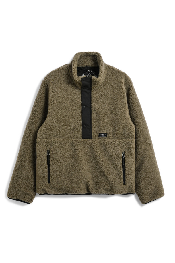 [타이온] NON DOWN PULL OVER BOAHI NECK 재킷은 D.BEIGE 색상으로, 가을과 겨울에 따뜻하게 착용할 수 있는 논 다운 풀오버 재킷입니다. 보아 소재를 사용하여 부드러운 촉감을 제공하며, 하이넥 디자인으로 보온성을 높였습니다. 캐주얼, 스포티, 미니멀 스타일을 모두 소화하며, 캠핑룩에도 잘 어울립니다. 마운틴 라인 시리즈로 코트나 다운과 레이어드하여 다양한 스타일을 연출할 수 있습니다.
