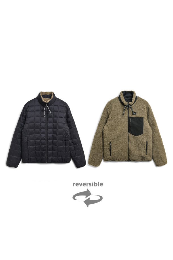 [타이온] 마운틴 R/S 다운×보아 하이 넥 다운 재킷은 블랙과 베이지 두 가지 색상으로 출시된 공용 다운 재킷입니다. 일상과 아웃도어 활동 모두에 적합하며, 겨울철 보온과 방풍 기능을 제공합니다. 하이넥 디자인과 레귤러핏으로 캐주얼, 스포티, 미니멀 스타일을 연출하기 좋으며, 특히 캠핑룩에 활용하기 좋습니다. 겉감은 부드러운 나일론 소재이며, 안감은 보아 원단으로 제작되어 따뜻함과 편안함을 선사합니다. 리버서블 디자인으로 다양한 스타일을 연출할 수 있는 실용적인 겨울철 필수 아이템입니다.