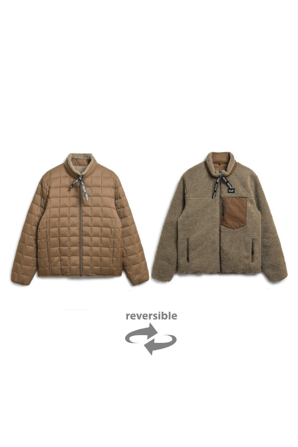 [타이온] MOUNTAIN R/S 다운×보아 하이 넥 다운 재킷은 라이트 브라운과 베이지 컬러 조합으로, 겨울철 일상과 출근룩에 적합한 아우터입니다. 미니멀하고 베이직한 디자인에 레귤러 핏으로 제작되었으며, 하이넥 스타일의 집업 방식으로 편안하게 착용할 수 있습니다. 800FP 다운 충전재와 보아퍼 안감, 더블 구조로 뛰어난 보온성을 제공하며, 부드러운 촉감의 나일론, 폴리에스테르, 다운 소재를 사용했습니다. 리버시블 디자인으로 다양한 스타일 연출이 가능하며, 긴 소매 기장으로 따뜻함을 더했습니다. 클래식하면서 캐주얼한 무드를 동시에 느낄 수 있는 겨울 필수 아이템입니다.