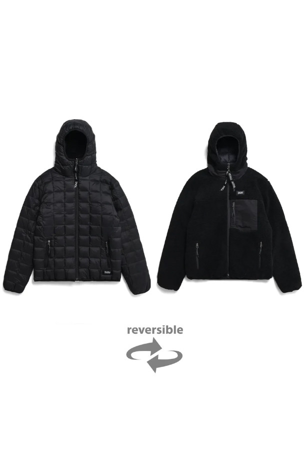 [타이온] MOUNTAIN R/S DOWN×BOA HOODIE 마운틴 R/S 다운×보아 후디 - BLACK X BLACK은 겨울철 캐주얼, 스포티 스타일을 연출하기 좋은 남녀 공용 다운자켓입니다. 블랙 색상의 무지 디자인으로 어떤 옷에도 쉽게 매치할 수 있으며, 일상복으로 활용하기 좋습니다. 리버시블 디자인으로 보아퍼와 다운 충전재를 사용하여 보온성을 높였으며, 두꺼운 두께감과 부드러운 촉감이 특징입니다. 긴 소매와 후드 타입으로 제작되었으며, 여행이나 캠핑룩으로도 손색없는 활용도를 자랑합니다. 집업 방식으로 편안하게 착용 가능하며, 레귤러핏으로 제작되어 활동성을 보장합니다.