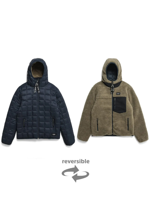 [타이온] MOUNTAIN R/S 다운×보아 후디는 일상과 여행룩에 모두 잘 어울리는 스타일리시한 다운 자켓입니다. 네이비와 베이지 컬러 배색으로 스포티하면서도 캐주얼한 무드를 연출하며, 레귤러 핏으로 편안한 착용감을 선사합니다. 가볍고 따뜻한 800FP 다운 충전재와 부드러운 보아퍼 안감, 그리고 리버시블 디자인으로 다양한 스타일을 즐길 수 있습니다. 두꺼운 두께감으로 겨울철에도 든든하게 체온을 유지해주며, 집업 스타일로 간편하게 입고 벗을 수 있습니다. 긴 소매 기장과 후드 디자인으로 보온성을 높였습니다.