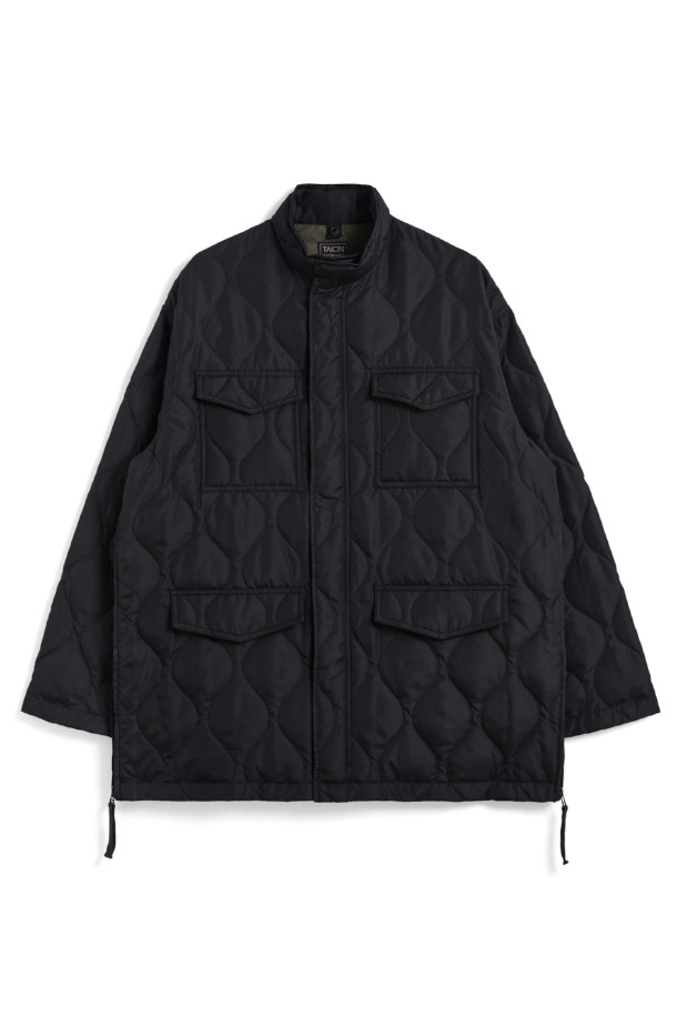 [타이온] MILITARY M65 TYPE DOWN JKT 밀리터리 M65 타입 다운 재킷은 남성을 위한 블랙 컬러의 겨울철 아우터입니다. 밀리터리 스타일과 미니멀한 무드를 결합하여 출근룩과 다양한 스타일에 활용하기 좋습니다. 800 필파워 다운 충전재와 립스탑 원단을 사용하여 보온성과 내구성을 높였으며, 두꺼운 두께감으로 한겨울 추위에도 따뜻하게 착용할 수 있습니다. M65 코트 타입 디자인에 오버핏과 릴랙스핏으로 편안한 착용감을 선사하며, 집업 여밈 방식과 긴 소매 기장, 헤링본 패턴이 특징입니다. 전후면 라이너 부착용 지퍼와 사이드 슬릿 디테일이 돋보이는 제품입니다.
