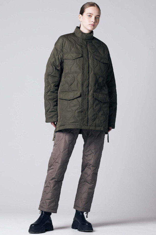 [타이온] MILITARY M65 TYPE DOWN JKT 밀리터리 M65 타입 다운 재킷은 남성용 아우터로, 일상과 아웃도어 활동 모두에 적합합니다. 다크올리브 컬러의 헤링본 패턴에, 800 필파워 다운 충전재를 사용하여 보온성과 방풍 기능을 갖춘 겨울용 두꺼운 재킷입니다. M65 타입의 밀리터리 스타일 디자인과 오버핏, 릴랙스핏으로 편안한 착용감을 제공하며, 지퍼 여밈 방식과 립스탑 원단, 사이드 슬릿, 긴 소매가 특징입니다. 출근룩과 캠핑룩, 클래식, 미니멀, 워크웨어 스타일을 즐기는 분들께 추천합니다.
