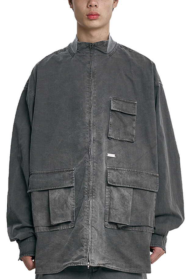 [아조바이아조] 립스탑 워시드 카고 셔츠 재킷 - CHARCOAL은 남성용 셔츠 재킷으로, 캐주얼, 워크웨어, 미니멀 스타일을 아우릅니다. 립스탑 원단과 워싱 가공을 거쳐 내구성과 자연스러운 질감을 살렸으며, 차콜 컬러로 어떤 옷에도 무난하게 매치됩니다. 오버핏으로 편안한 착용감을 제공하며, 3D 포켓, 메탈 로고, 소매 스냅 버튼 등의 디테일이 특징입니다. 봄, 가을 시즌에 적합하며, 일상 및 가을 나들이룩, 동네 마실룩에 활용하기 좋습니다. 리브 칼라, 투웨이 지퍼, 조절 가능한 커프스로 실용성을 더했습니다.
