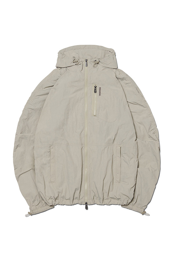 [노매뉴얼] SAIL WIND SHELL (세일 윈드 셸) - 샌드 그레이는 미니멀하고 스포티한 스타일의 남성용 윈드브레이커입니다. 봄, 여름 시즌에 적합하며, 일상, 여행, 산책 등 다양한 TPO에 활용하기 좋습니다. 샌드 그레이 컬러의 무지 디자인으로 어떤 스타일에도 쉽게 매치할 수 있습니다. 얇은 두께의 나일론 소재로 제작되어 가볍고 편안한 착용감을 제공하며, 루즈핏으로 활동성을 더했습니다. 2웨이 지퍼와 허리 스트링 디테일이 돋보이는 레귤러 기장의 긴소매 점퍼입니다.
