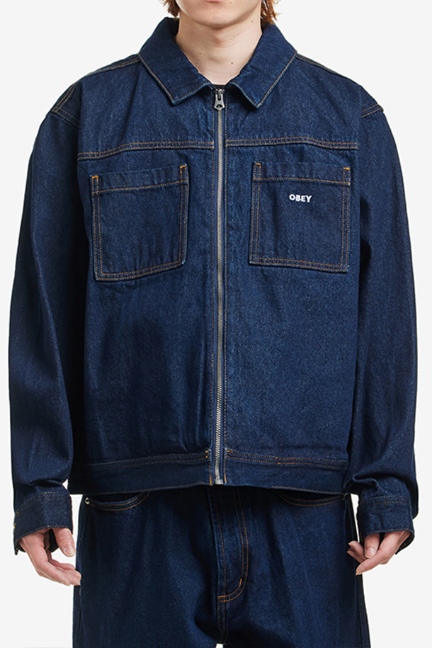 [오베이] 아이콘 하드워크 집업 재킷 - 린스 인디고는 남성용 데님 재킷입니다. 두꺼운 데님 소재로 제작되어 뻣뻣한 촉감이 특징이며, 워크웨어 스타일의 투포켓 디자인을 갖췄습니다. 캐주얼, 스트리트 스타일을 연출하기 좋으며, 봄, 가을에 가을 나들이룩이나 봄 소풍룩으로 활용하기 좋습니다. 레귤러 기장의 상의에 오버핏으로 제작되었으며, 집업 방식으로 편안하게 착용할 수 있습니다. 인디고 컬러는 어떤 스타일에도 잘 어울리는 매력적인 색상입니다.
