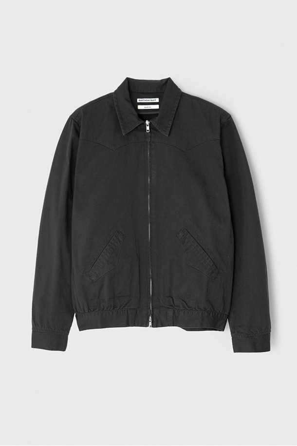 [벌스데이수트] 트윌 웨스턴 재킷 - 차콜은 남성용 아우터로, 봄, 가을에 착용하기 좋은 웨스턴 스타일의 캐주얼 재킷입니다. 20수 트윌 원단으로 제작되었으며, 차콜 컬러의 무지 디자인으로 다양한 스타일에 매치하기 용이합니다. 레귤러핏으로 제작되었으며, 투웨이 지퍼 여밈 방식과 웨스턴 요크, 포켓 디테일이 특징입니다. 뒷면 하단 비조 디테일과 바이오 워싱 처리로 편안한 착용감과 자연스러운 멋을 더했습니다. 데이트룩, 가을 나들이룩에 활용하기 좋으며, 캐주얼, 클래식, 미니멀 스타일을 즐겨 입는 분들께 추천합니다. 긴소매 기장의 레귤러 기장 웨스턴 자켓입니다.
