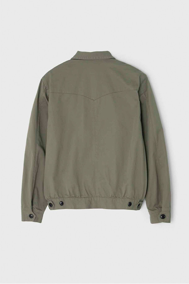 [벌스데이수트] TWILL WESTERN JACKET 트윌 웨스턴 재킷은 캐주얼한 스타일을 추구하는 남성을 위한 올리브 컬러의 웨스턴 재킷입니다. 봄, 가을에 적합하며, 얇은 두께감의 면 소재로 제작되어 편안한 착용감을 선사합니다. 레귤러 핏에 크롭 기장으로 트렌디함을 더했으며, 투웨이 지퍼, 웨스턴 요크 디테일, 웨스턴 포켓 등의 특징으로 디자인되었습니다. 일상, 봄 소풍, 가을 나들이 등 다양한 TPO에 활용하기 좋으며, 미니멀, 클래식 스타일을 선호하는 분들께 추천하는 아이템입니다.
