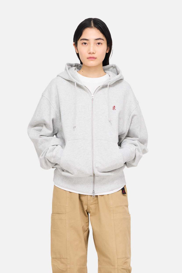 [그라미치] GRAMICCI ONE POINT ZIP HOODED SWEATSHIRT (그라미치 원 포인트 집업 후디드 스웻셔츠) - HEATHER ASH는 부드러운 면 소재로 제작되어 편안한 착용감을 선사합니다. 캥거루 포켓과 립 디테일, 드로우스트링 후드가 특징이며, 캐주얼 및 스포티한 스타일을 연출하기 좋습니다. 톤 다운된 헤더 애쉬 컬러로 어떤 옷에도 쉽게 매치할 수 있으며, 봄, 가을, 겨울철 캠핑룩과 데일리룩에 활용하기 좋습니다. 레귤러 핏과 두꺼운 두께감으로 보온성을 높였으며, 집업 형태로 편안하게 착용할 수 있습니다. 그라미치 로고가 원 포인트로 디자인되어 심플하면서도 멋스러운 포인트를 더합니다.
