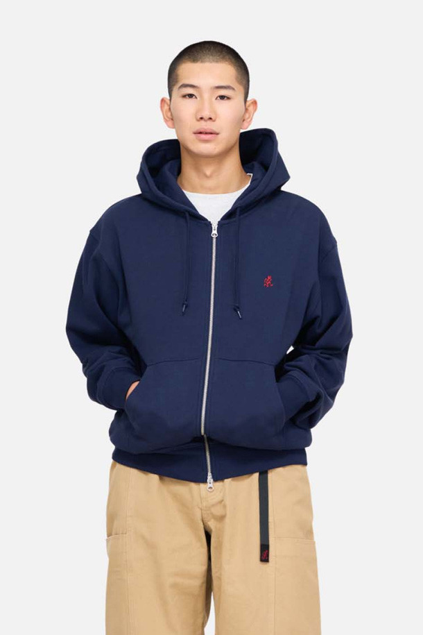 [그라미치] 그라미치 원 포인트 집업 후디드 스웻셔츠는 네이비 컬러의 남녀 공용 후드 집업입니다. 캐주얼과 스포티한 스타일을 연출하며, 봄, 가을, 겨울 계절에 활용하기 좋습니다. 캥거루 포켓과 리브 소매단, 밑단, 그리고 러닝맨 로고 포인트가 특징입니다. 부드러운 면 소재로 제작되어 편안한 착용감을 제공하며, 레귤러핏으로 제작되었습니다. 캠핑룩으로 연출하기에도 좋은 아이템입니다.
